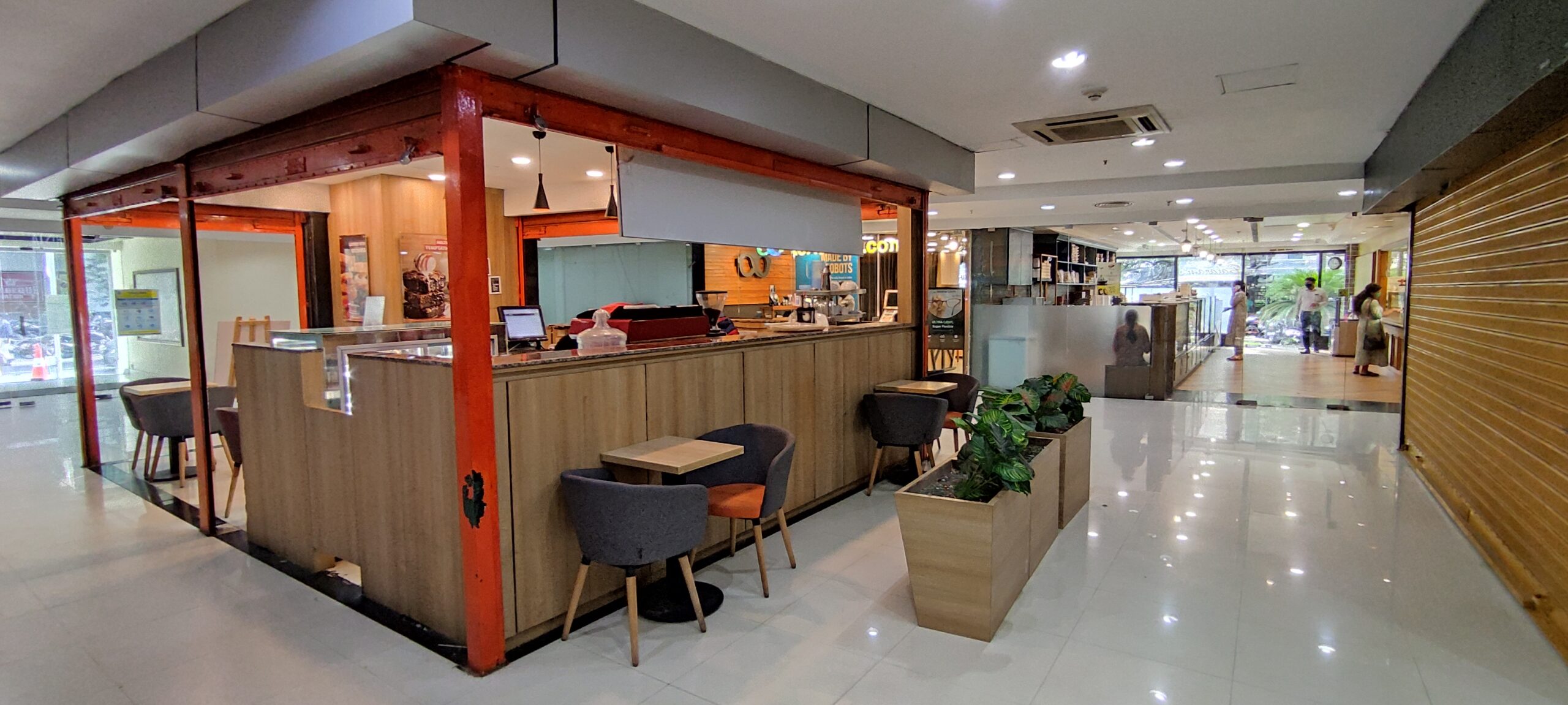 Ideal grab-and-go retail spaces for cafes and kiosks. This contemporary, open-front design offers excellent visibility, perfect for brands looking to rent a shop and thrive in an Infinity property.